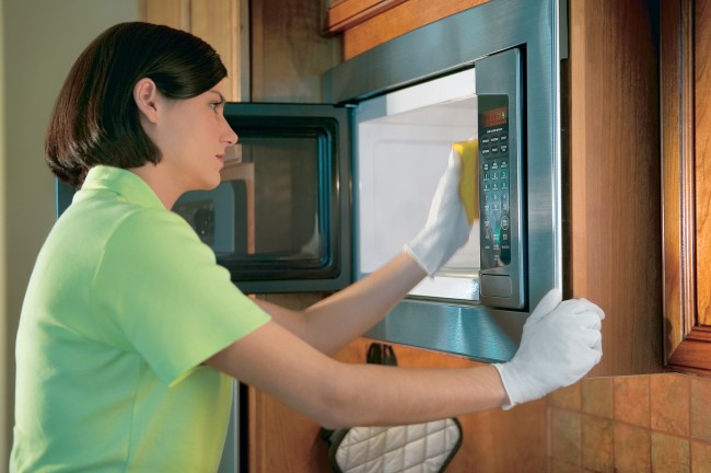 Với 5 bước đơn giản sau đây, căn bếp cata của bạn sẽ có chiếc lò vi sóng sáng bóng